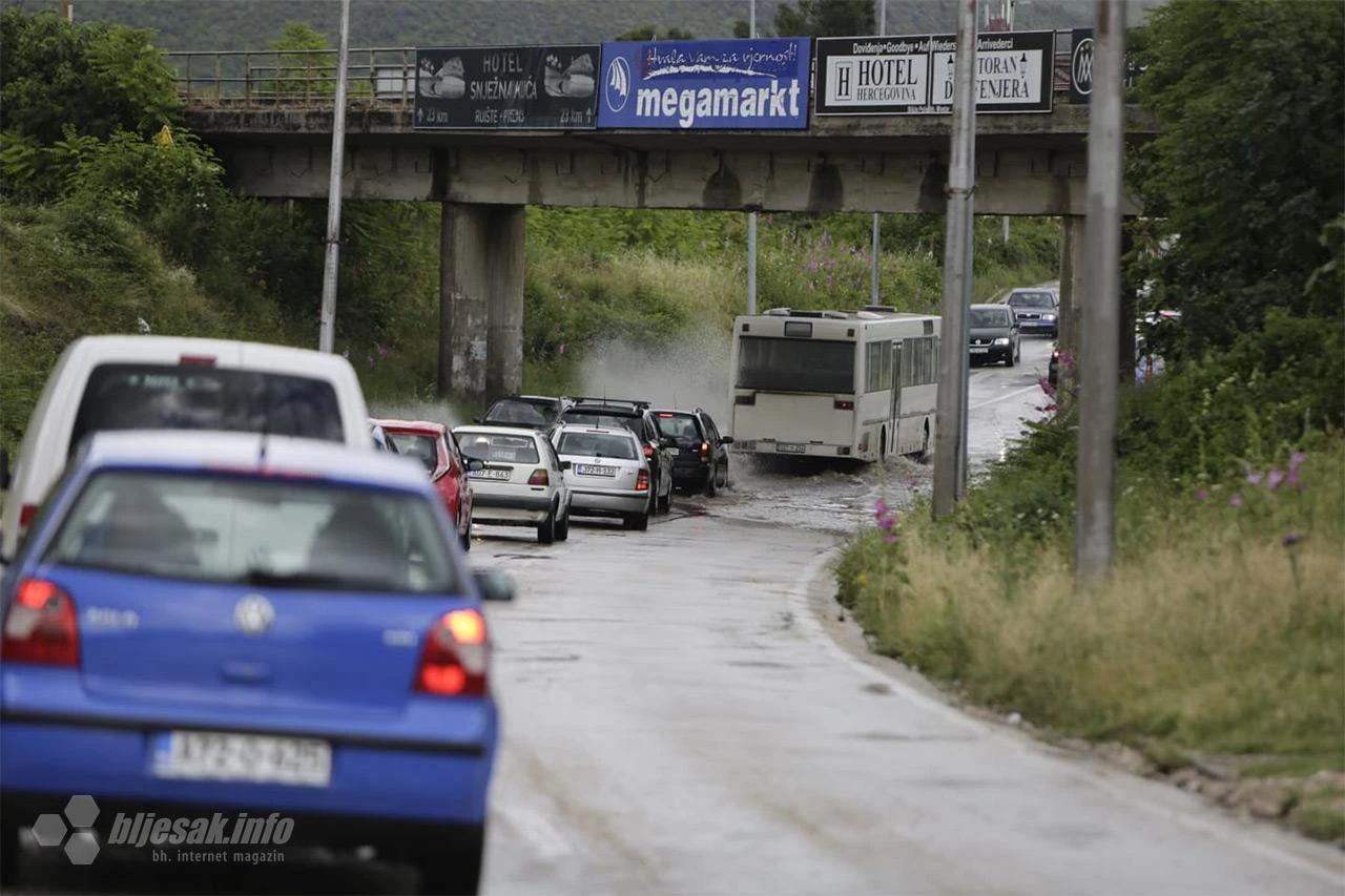 Mostar nakon kiše - zastoji, gužve i snalažljivi vozači