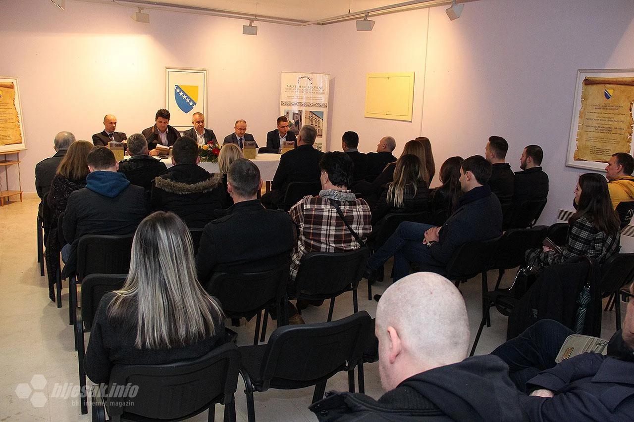 Detalj s predavanja i predstavljanja knjige