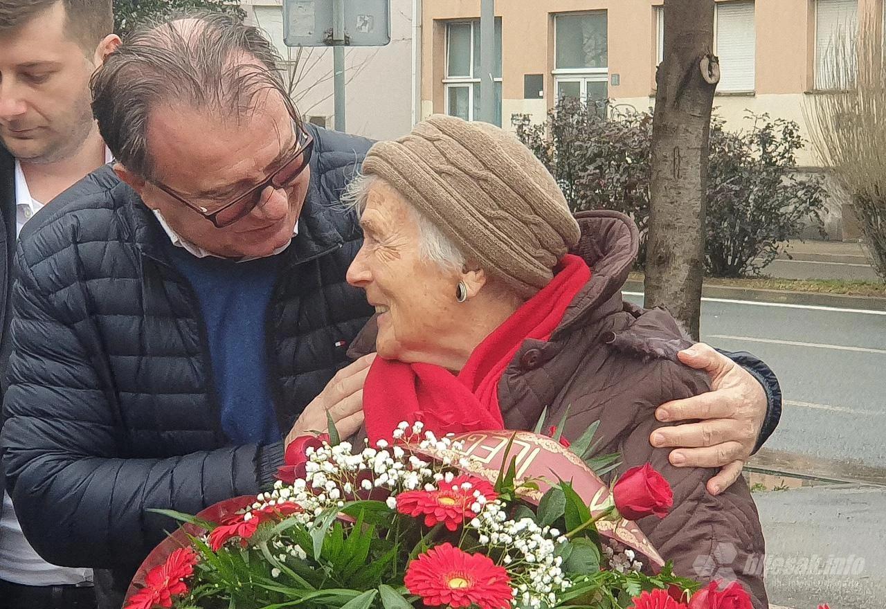 Polaganje cvijeća na spomen obilježju kod Doma zdravlja