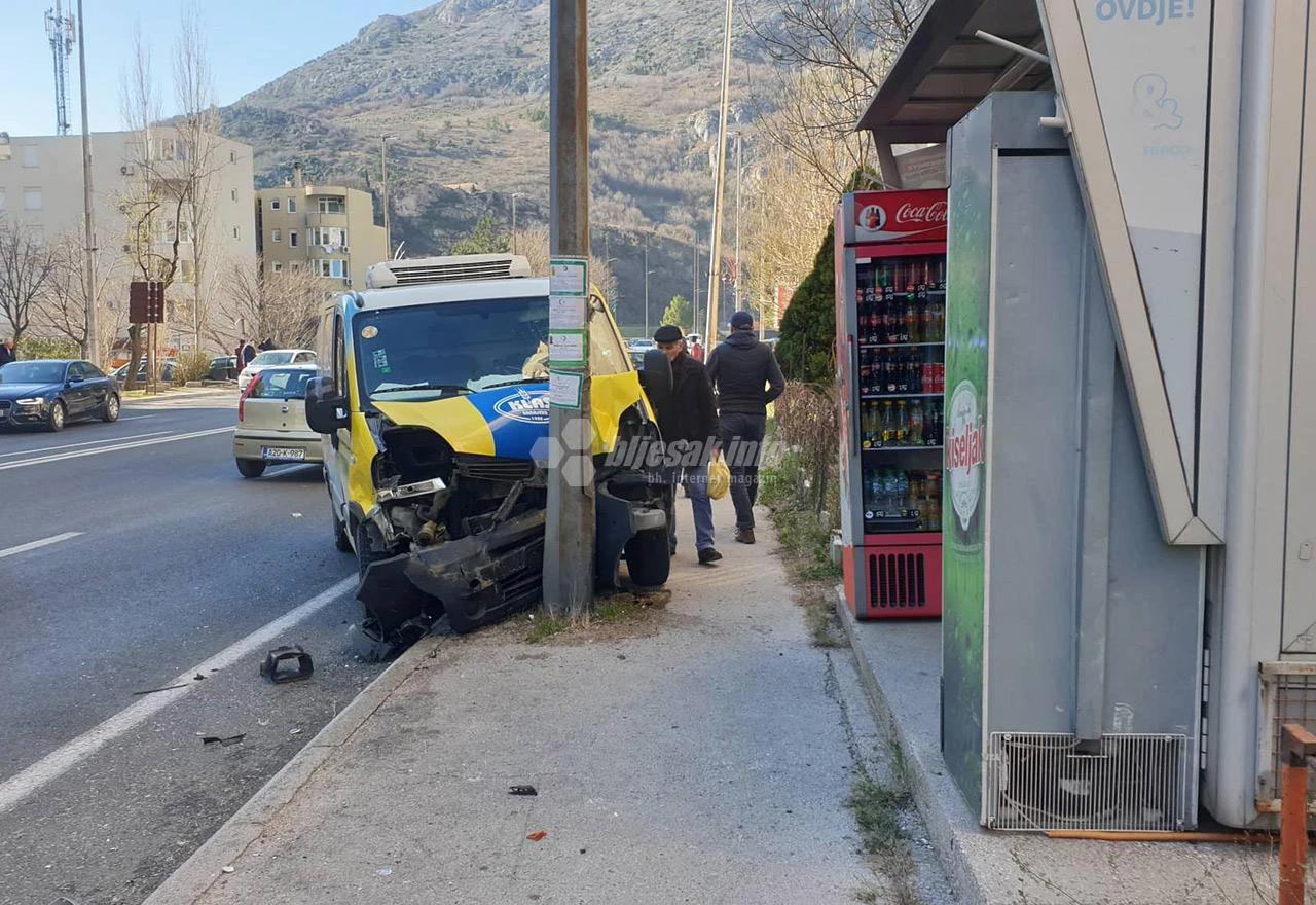 Stup ulične rasvjete zaustavio je kombi