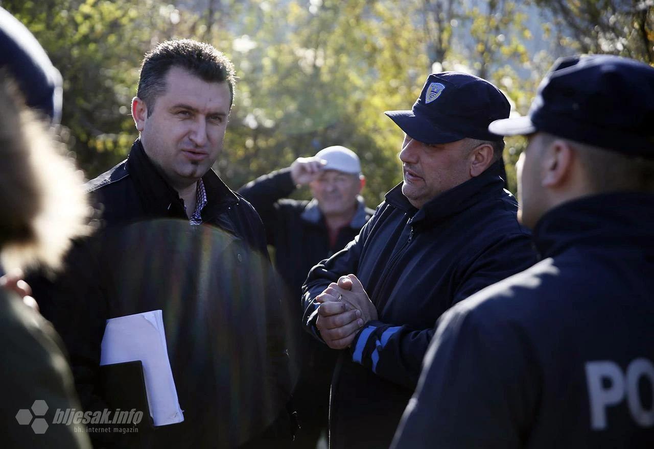 Policajci s prosvjednicima