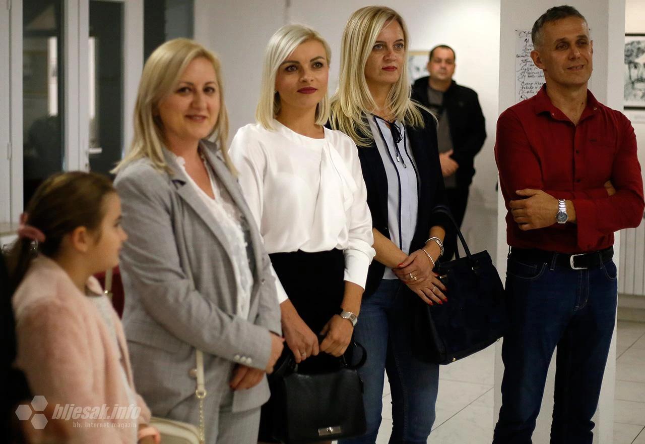 Izložba portreta 'I sam si pesma'