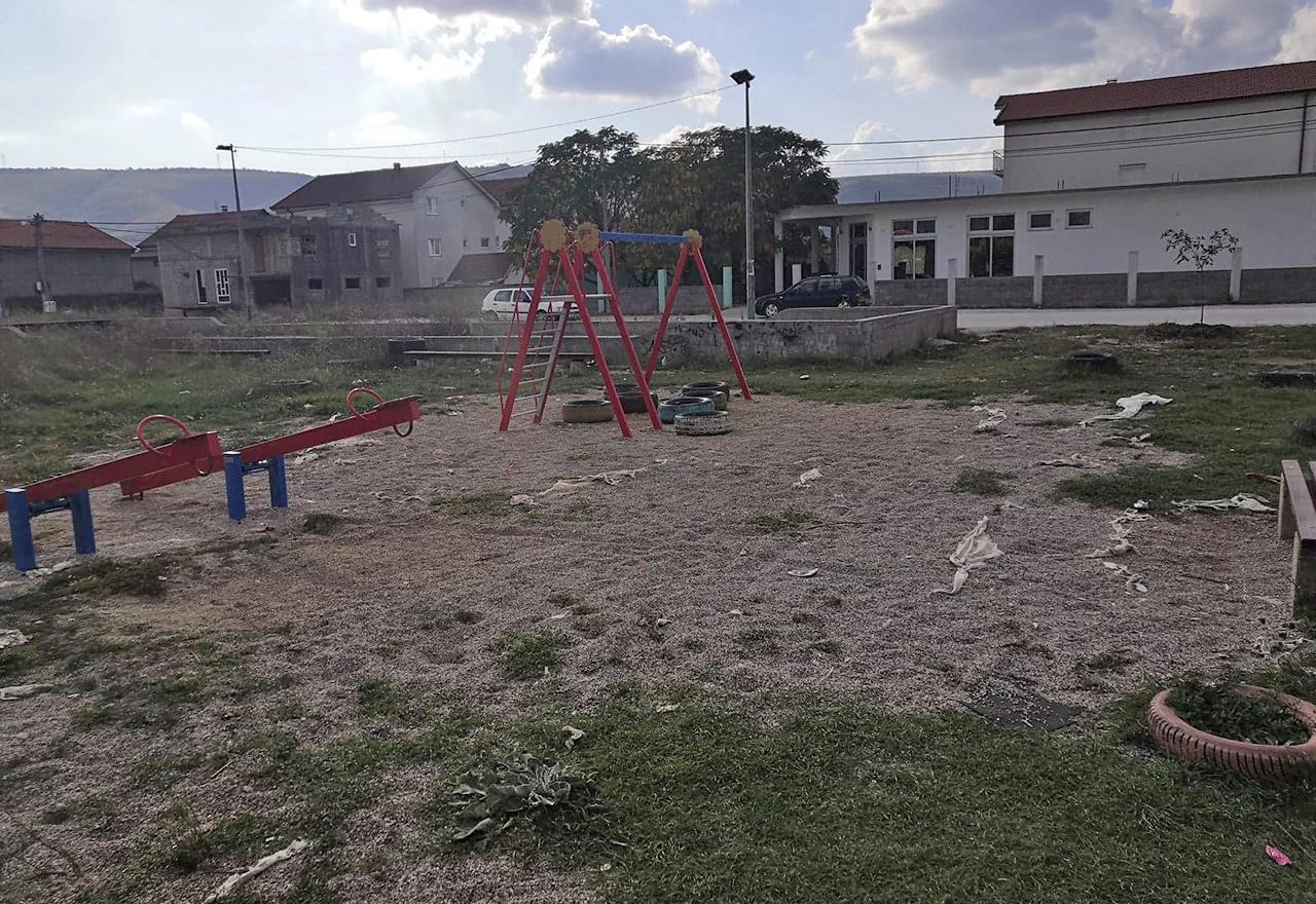 Zapušteno i napušteno, dječje igralište u Ortiješu
