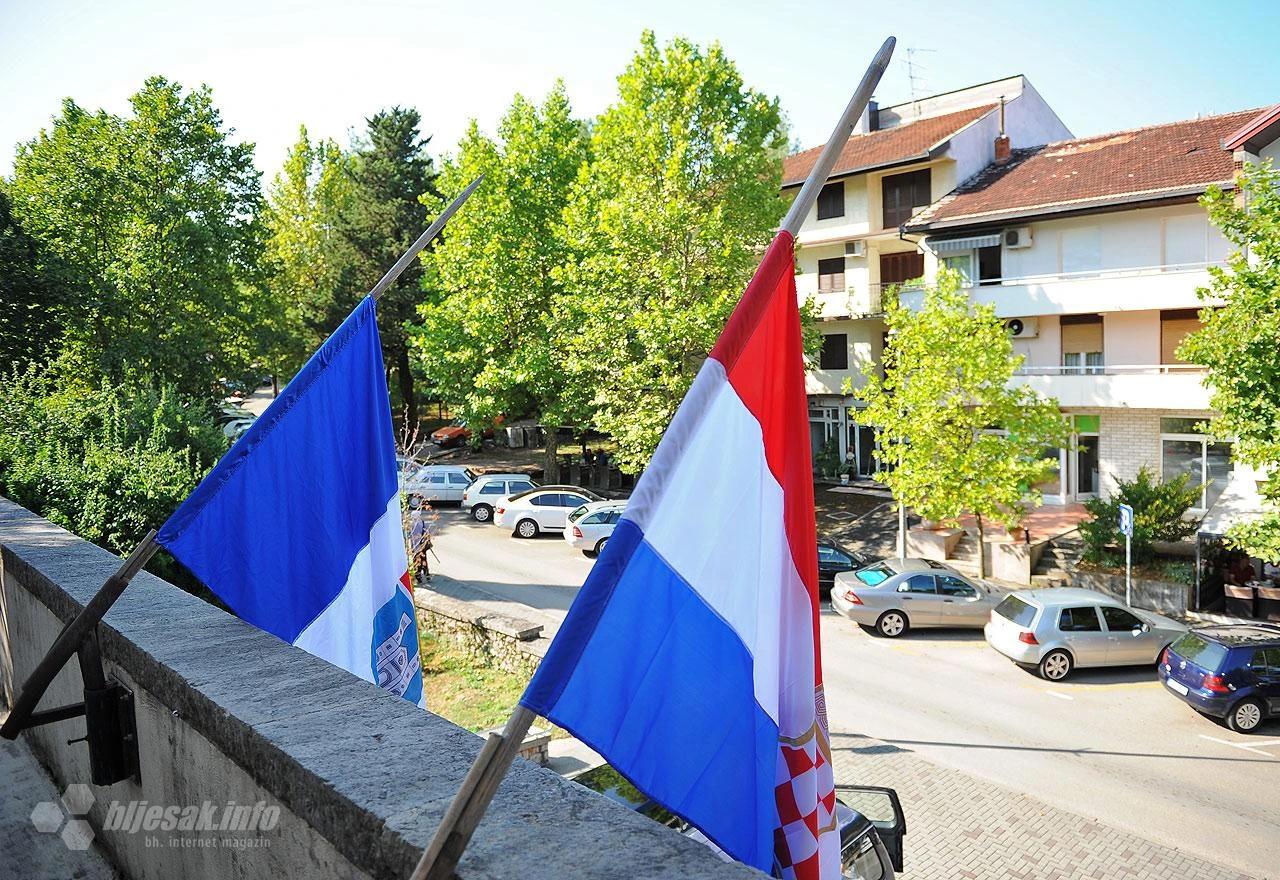 Zastave na pola koplja na zgradi Gradske uprave