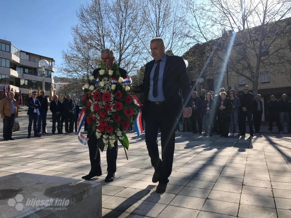 Sirenama za uzbunjivanje i polaganjem vijenaca obilježeno 27 godina od raketiranja Širokog Brijega