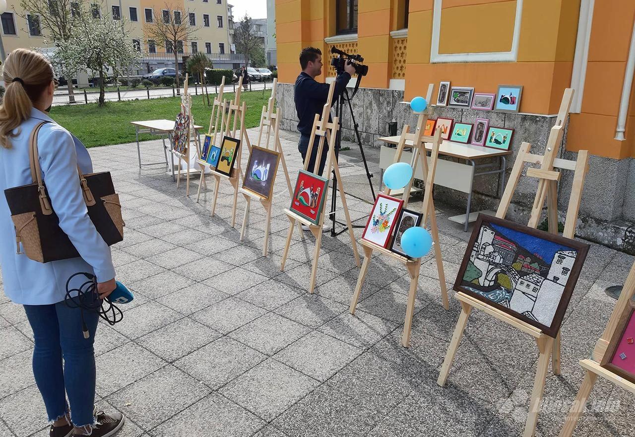 Izložba na platou ispred Gimnazije Mostar