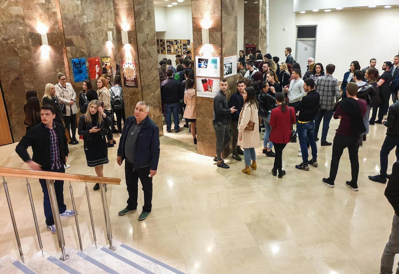 Publika čeka početak književnog performansa