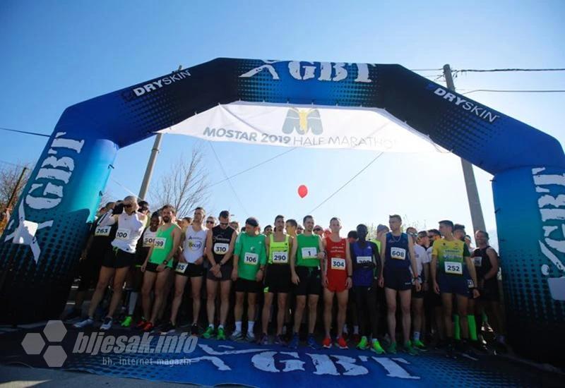 Trkači na startu 3. Mostarskog polumaratona