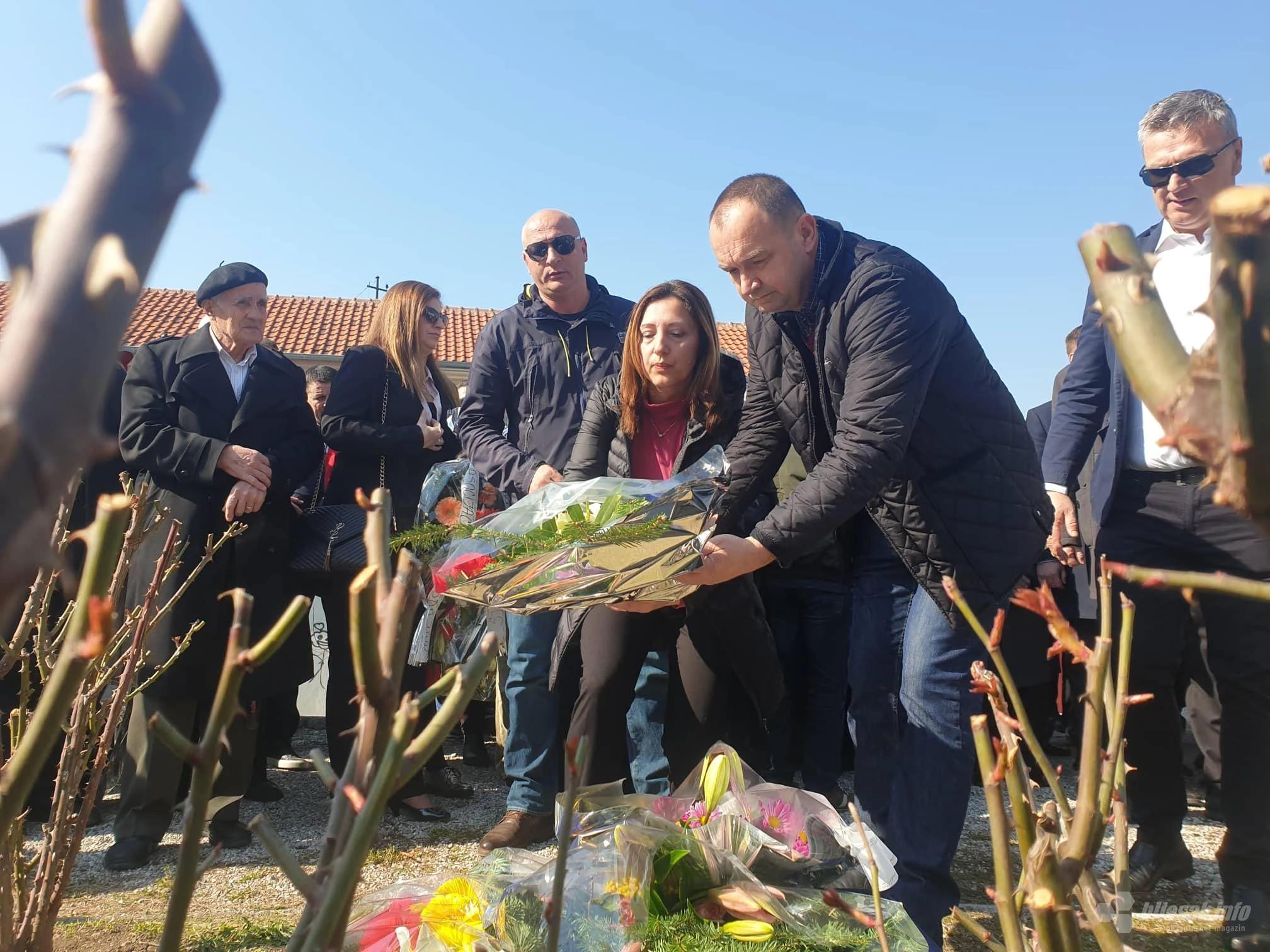 Brojna izaslanstva položila cvijeće i vijence na Šehitlucima u Mostaru 