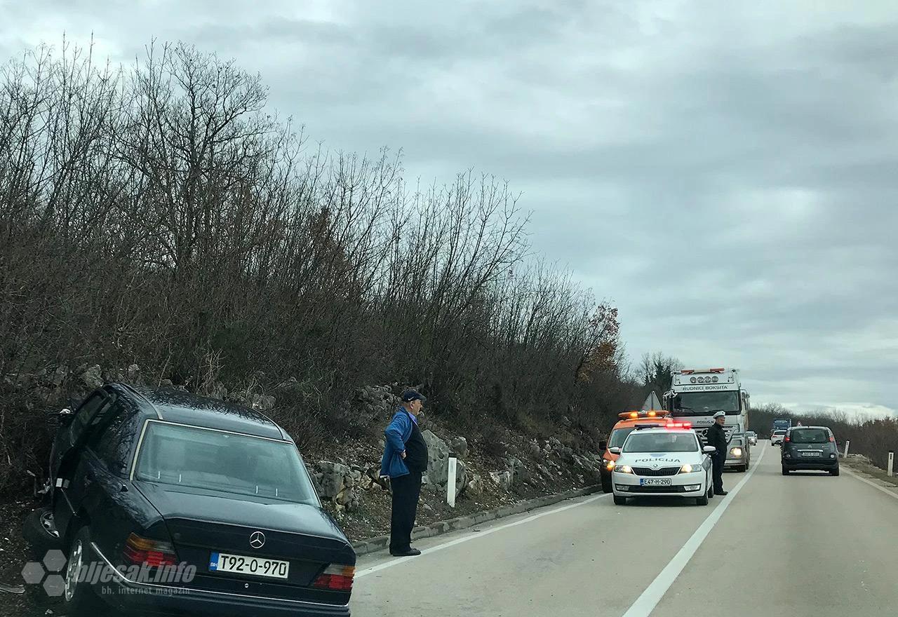 Mercedes je završio u brdu