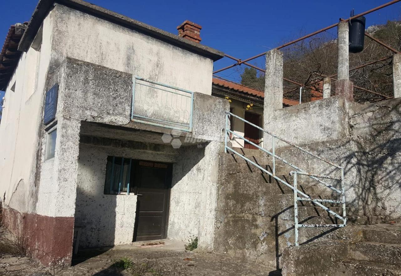 Kuća u koju su provalili migranti