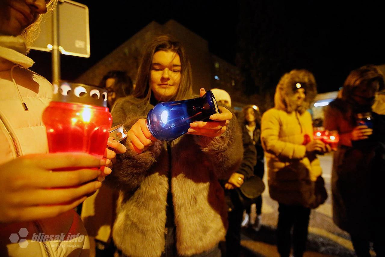 Građani Mostara zapalili su svijeće u Vukovarskoj ulici, kako bi odali počast svim žrtvama pada grada Vukovara.