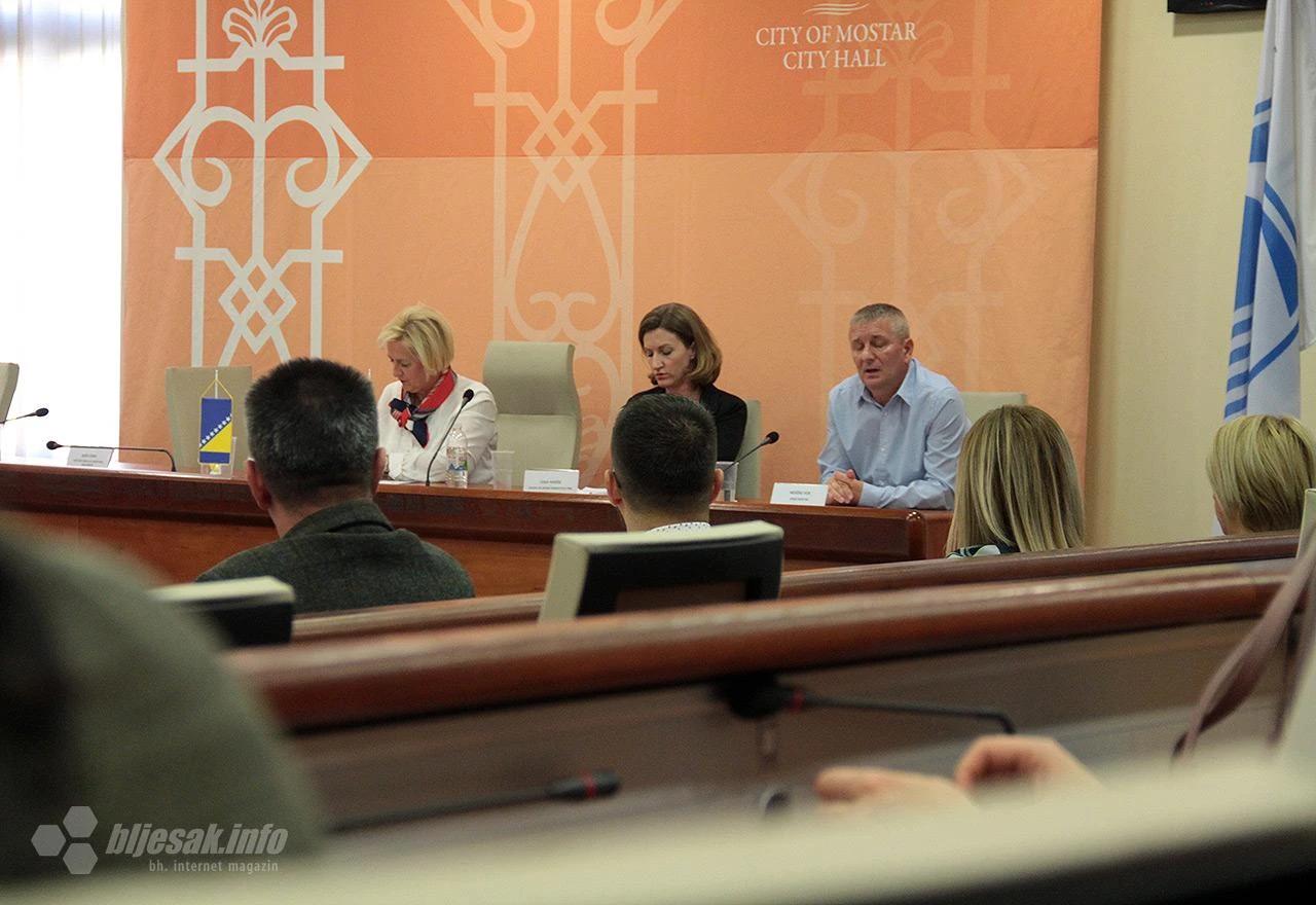 S panel diskusije