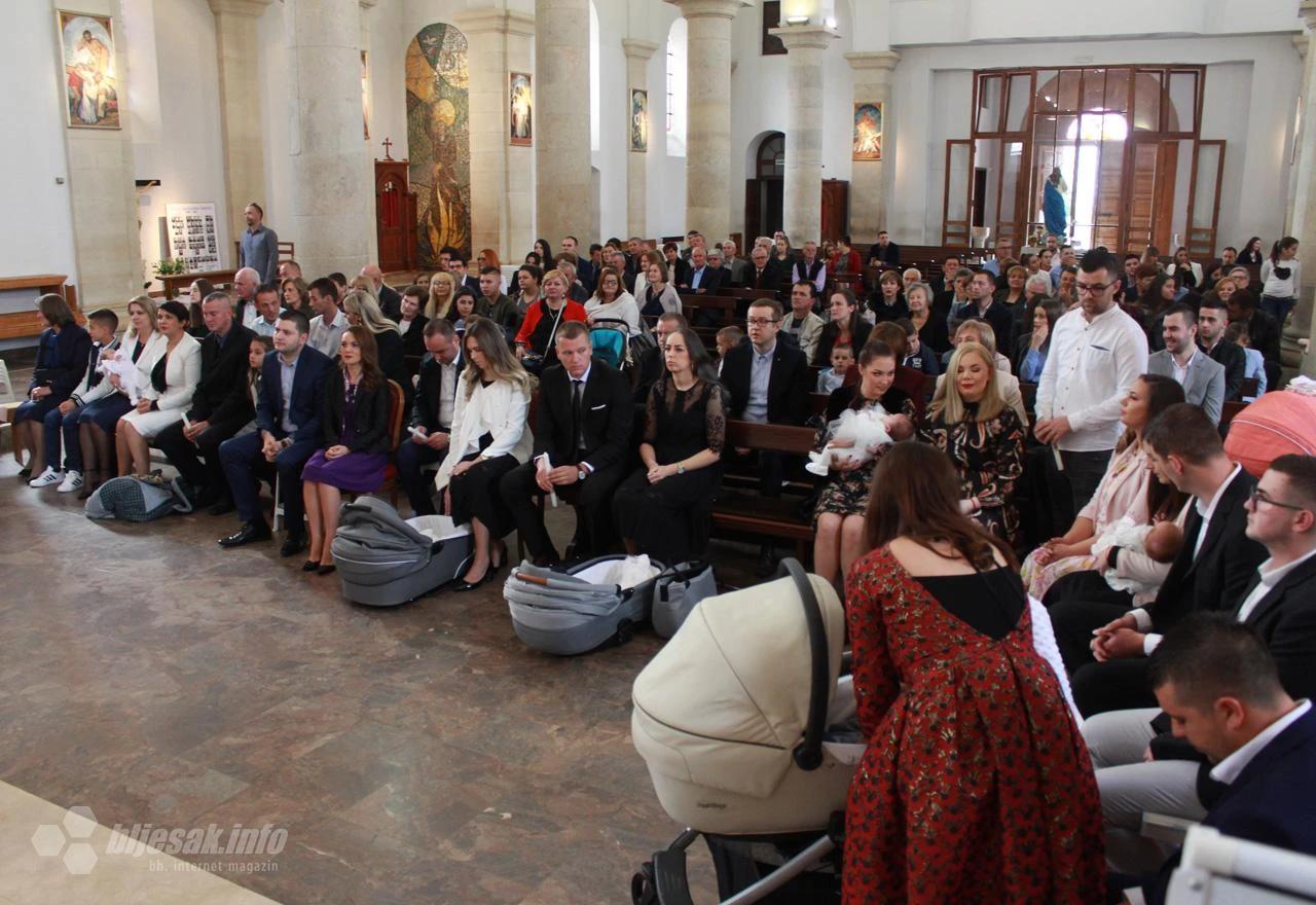 Krštenje devet beba u Širokom Brijegu