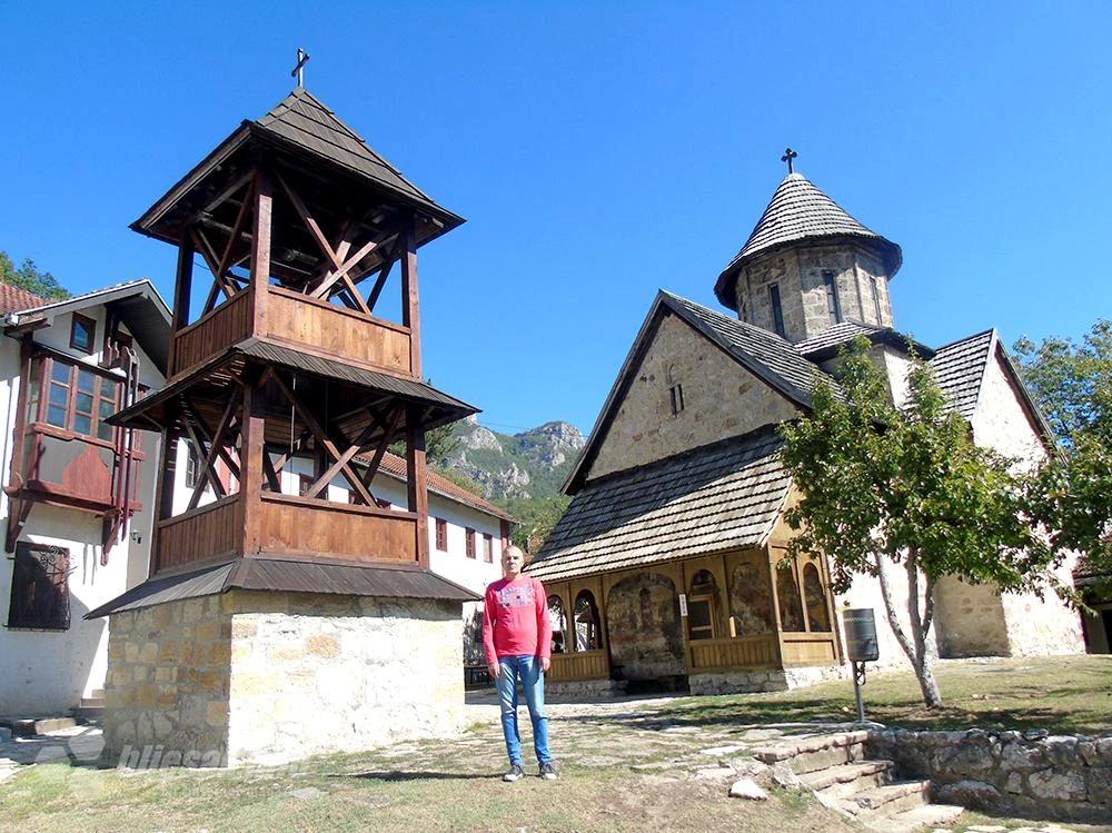 Ispred manastira Blagoveštenje