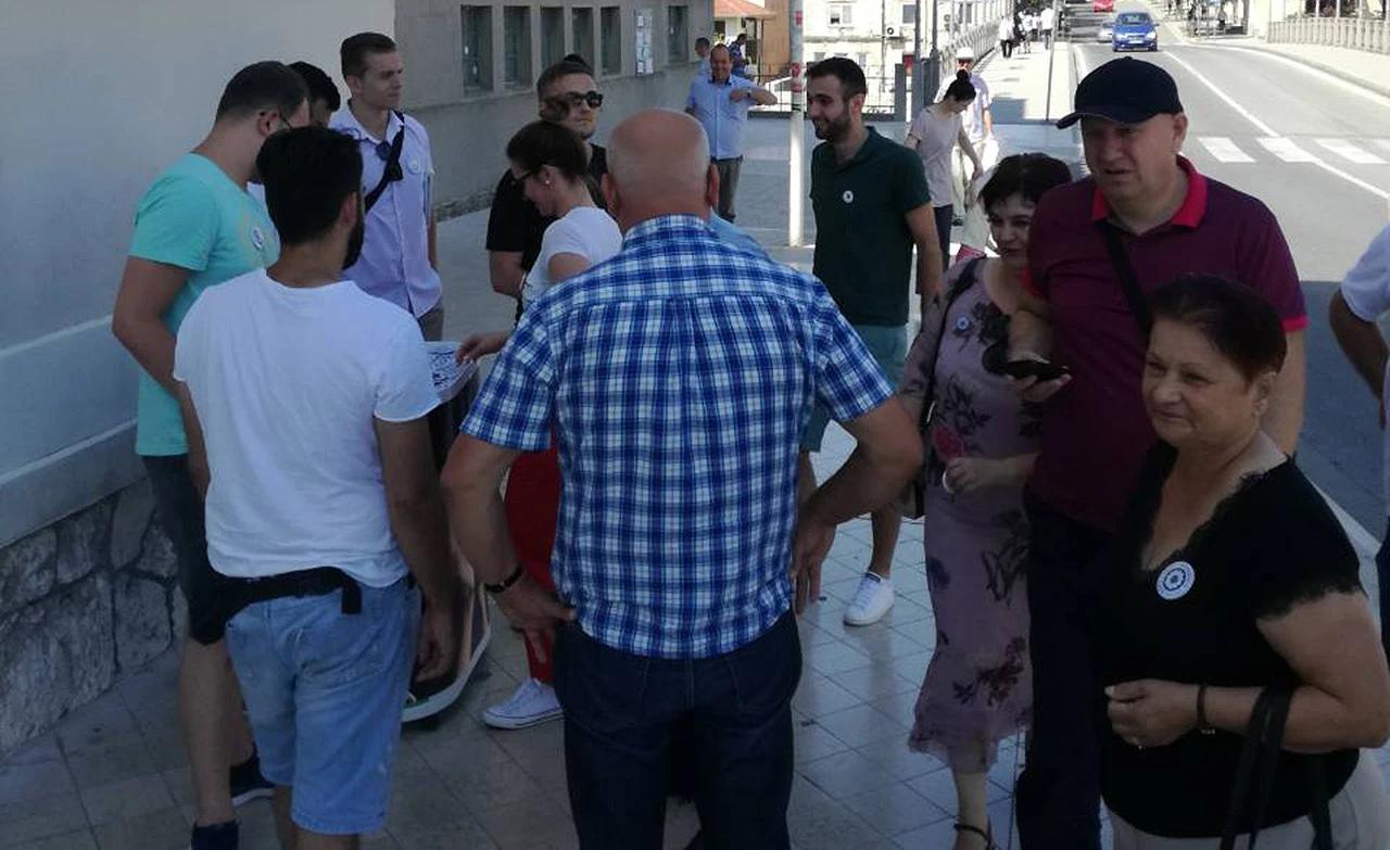 Podjela cvijeta Srebrenice u Mostaru