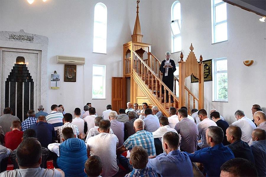 Migranti iz Salakovca bajram-namaz klanjali s mještanima u lokalnoj džamiji