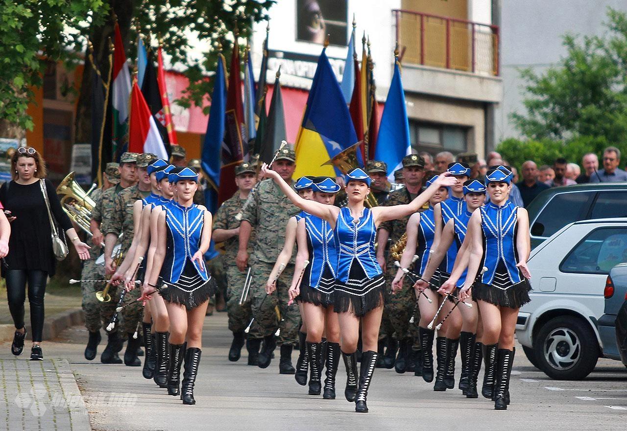Mimohod branitelja sa stjegovima ratnih postrojbi