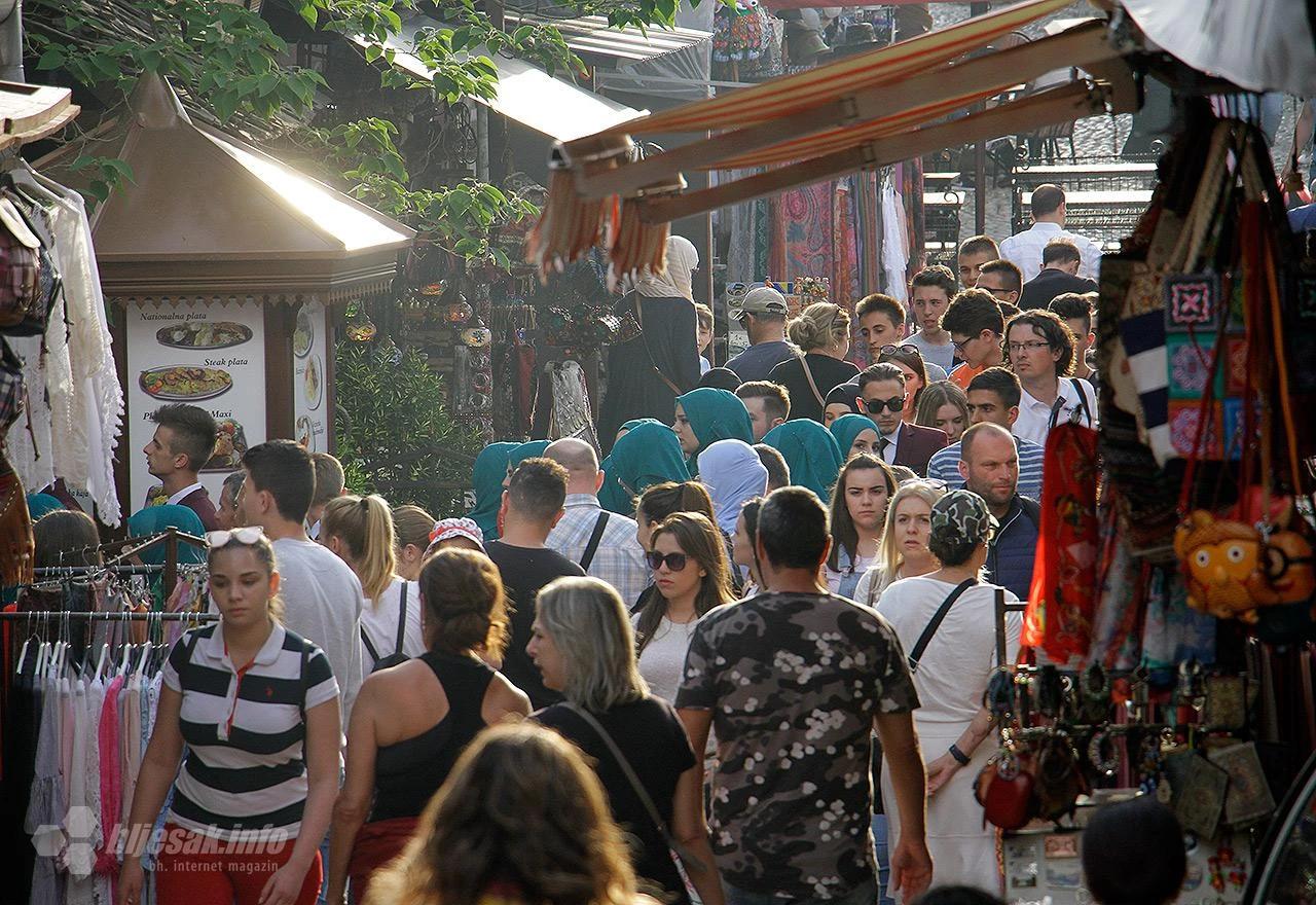 Mnogobrojni mostarski turisti u Starom gradu imali su priliku vidjeti defile 373. generacije maturanata i maturanatica koji je organiziran u sklopu manifestacije "Dani Karađoz-begove medrese" iz Mostara.