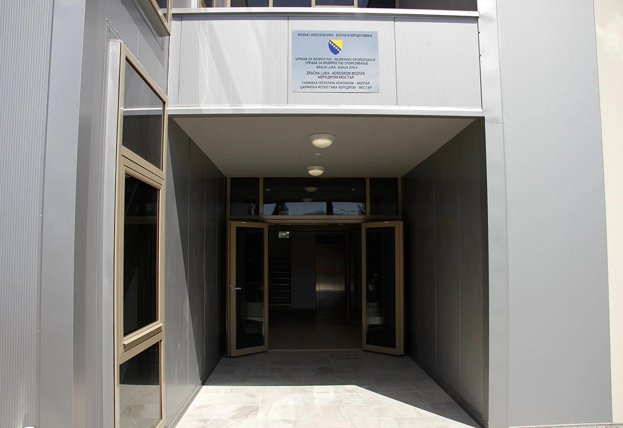 Nova zgrada Carinske ispostave Aerodrom Mostar urađena je prema svim suvremenim standardima za izgradnju objekata ovakvog tipa.