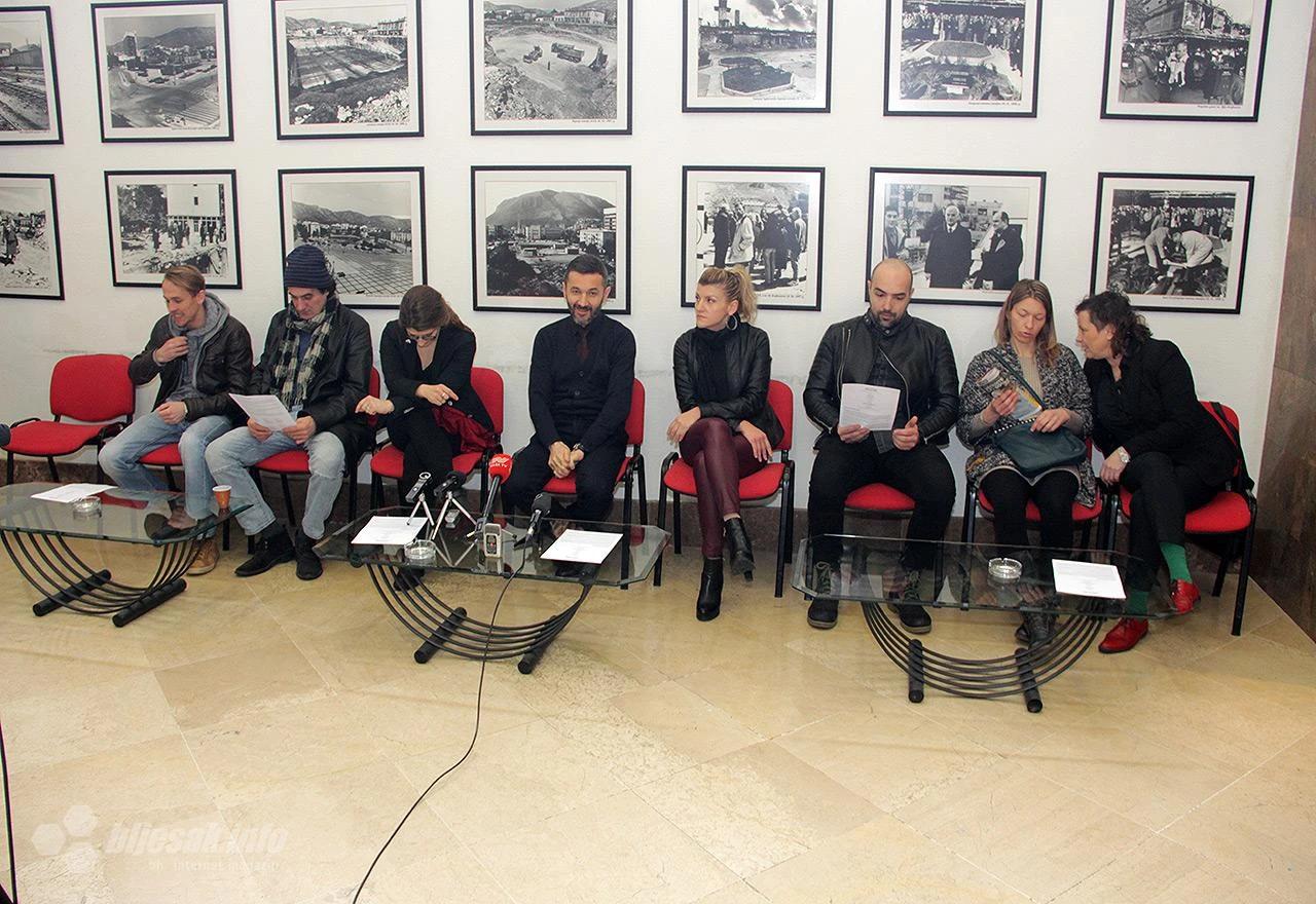 Foto: Bljesak.info/Glumci i redateljica predstave Gnijezdo