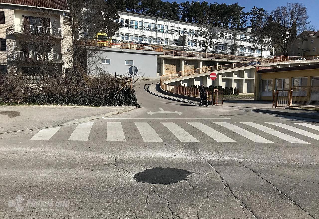 Asfaltirana rupa u Ulici bana Jelačića