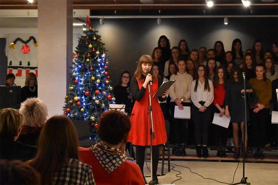 Zbor Gimnazije fra Grge Martića i Recitatorska sekcija održali su fantastičan koncert u Galeriji kraljice Katarine Kosače.