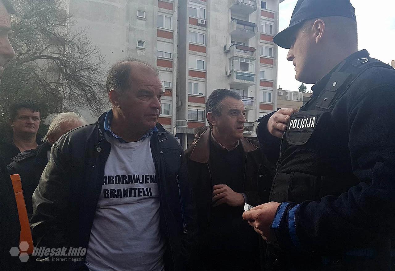 Mirni prosvjed Zaboravljenih branitelja ispred središnjice HDZ BiH u Mostaru