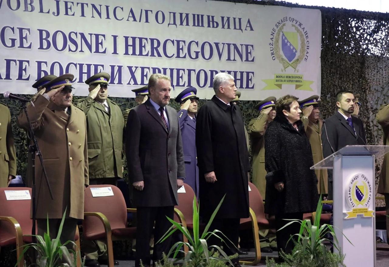 Čović i Izetbegović u vojarni Rajlovac | Fena