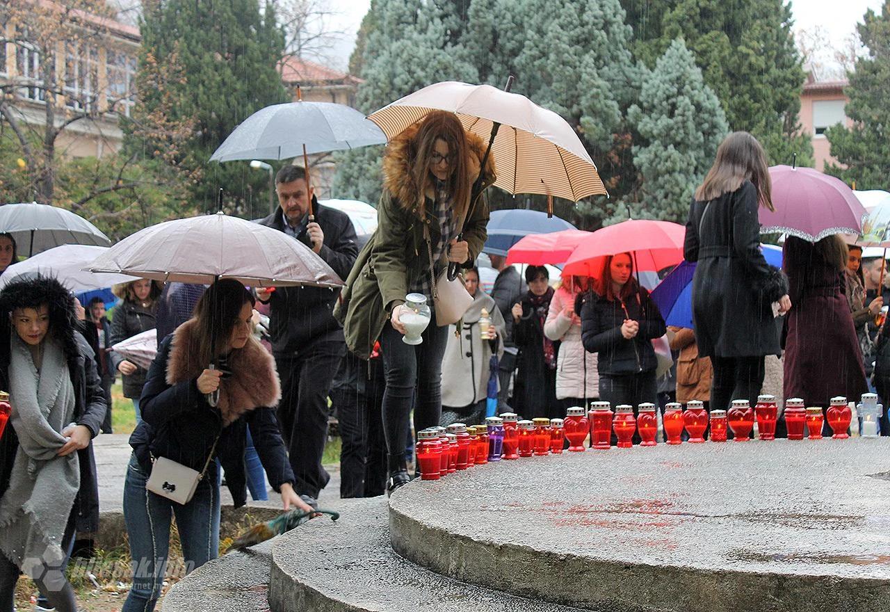 Paljenje svijeća za Praljka na Kampusu