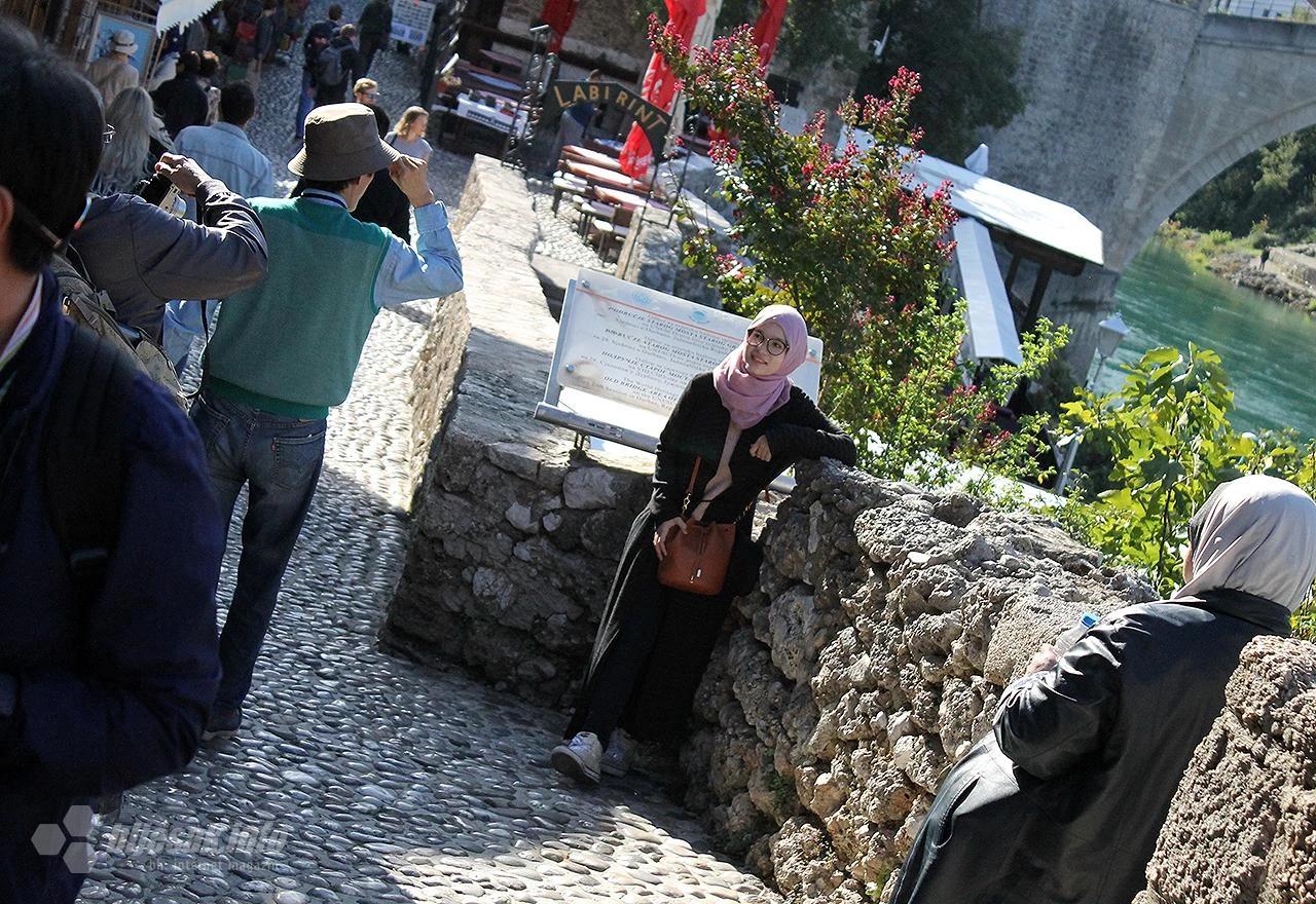 Fotografija za uspomenu sa Starim mostom u pozadini