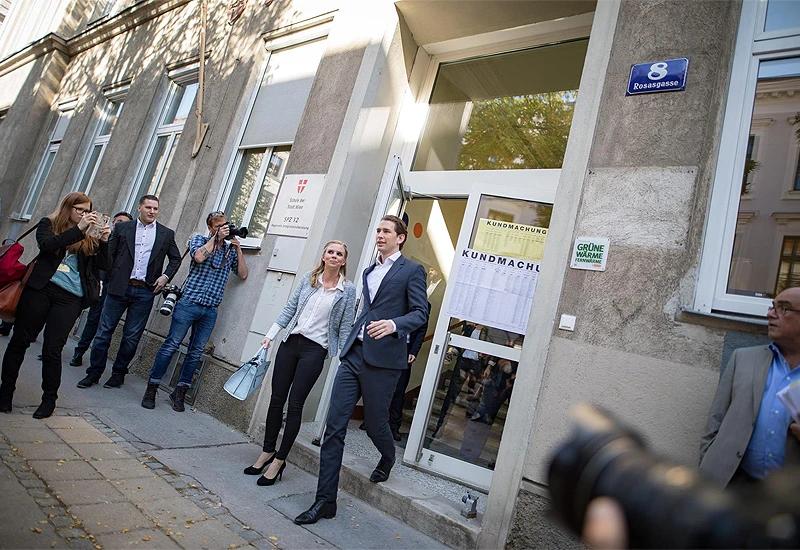 Sebastian Kurz s djevojkom Susanne Thier napušta svoje biralište