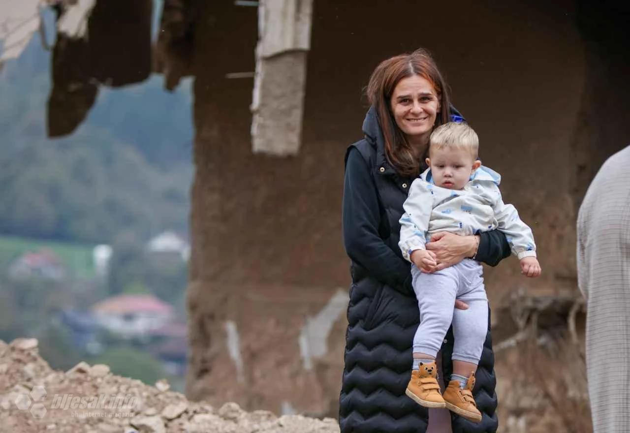 Okupljeni mještani Donje Jablanice prilikom posjete von der Leyen