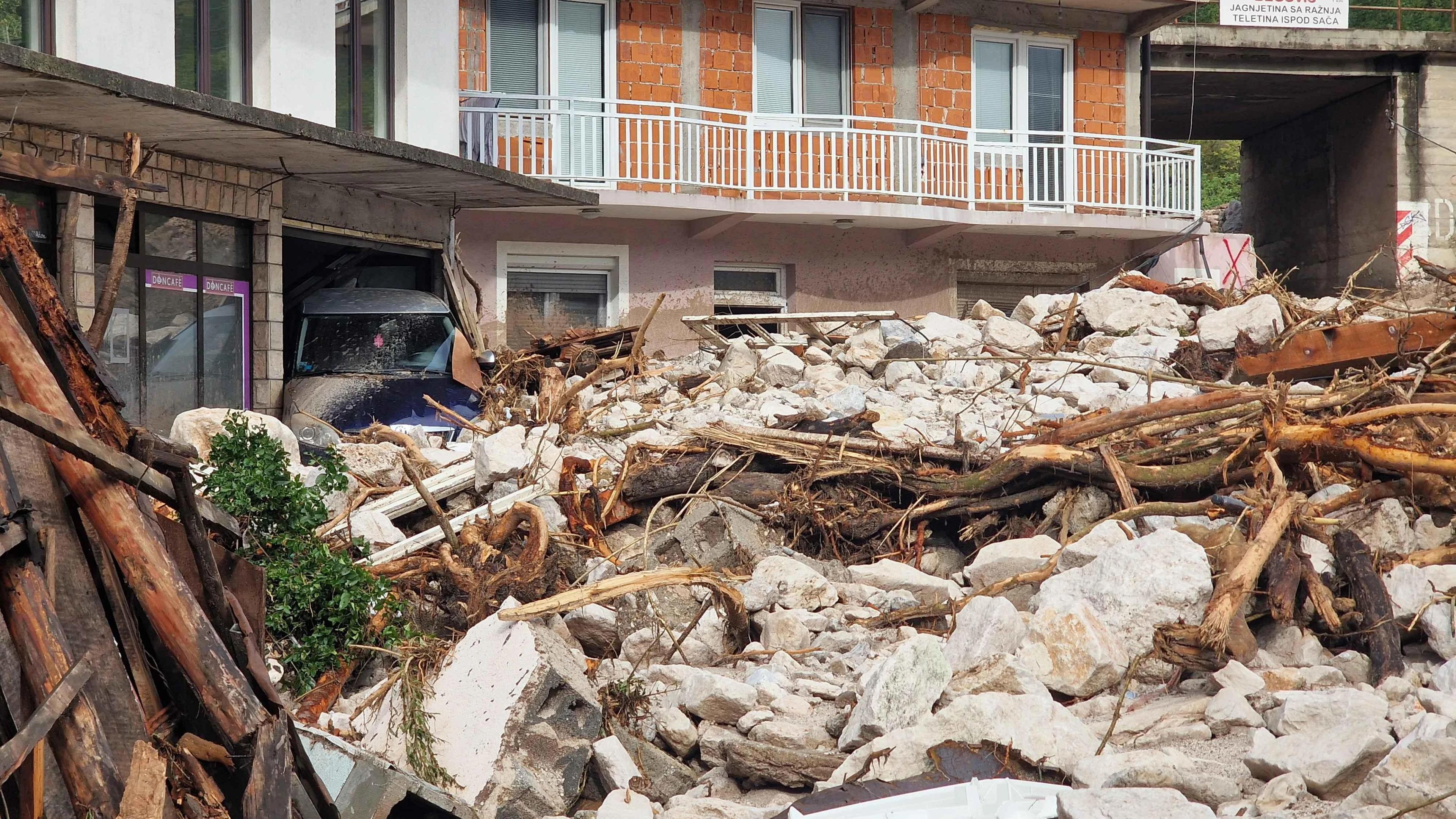 Spasioci pokušavaju doprijeti do kuća za koje se strahuje da kriju najveći broj nestalih u poplavama i odronima