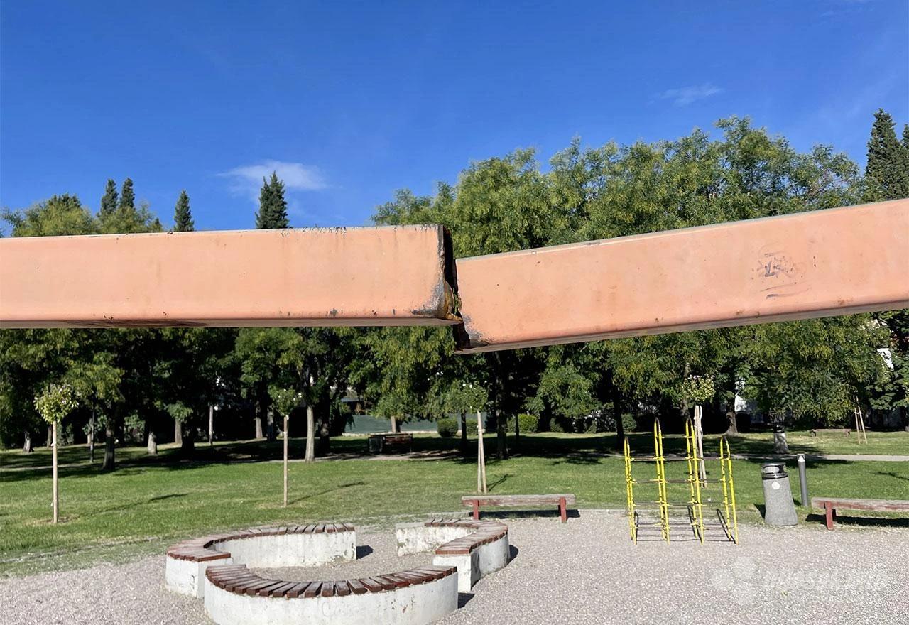 Polomljene igračke u dječjem parku