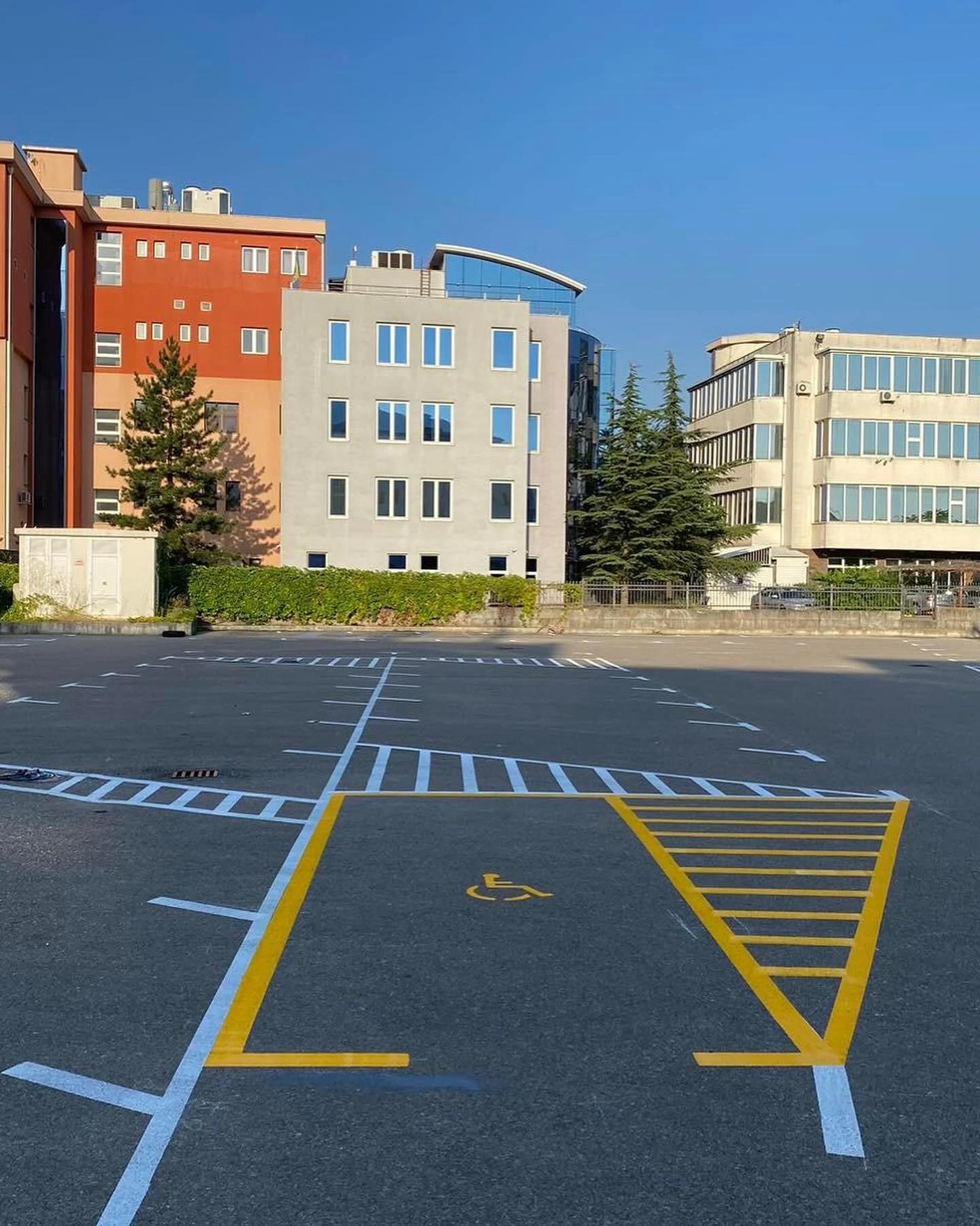 Ocrtan parking iza zgrade Vlade FBiH