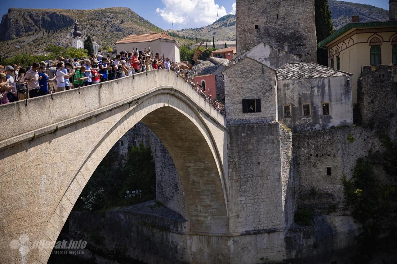 Skok bez aplauza sa Starog mosta u znak sjećanja na žrtve Srebrenice