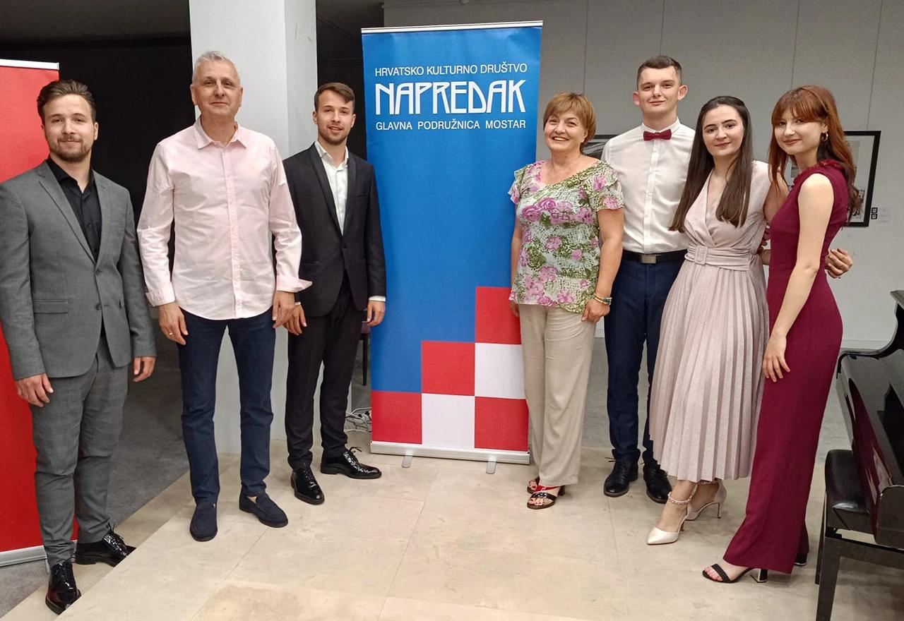 Glazbenici i organizatori nakon koncerta klasične glazbe