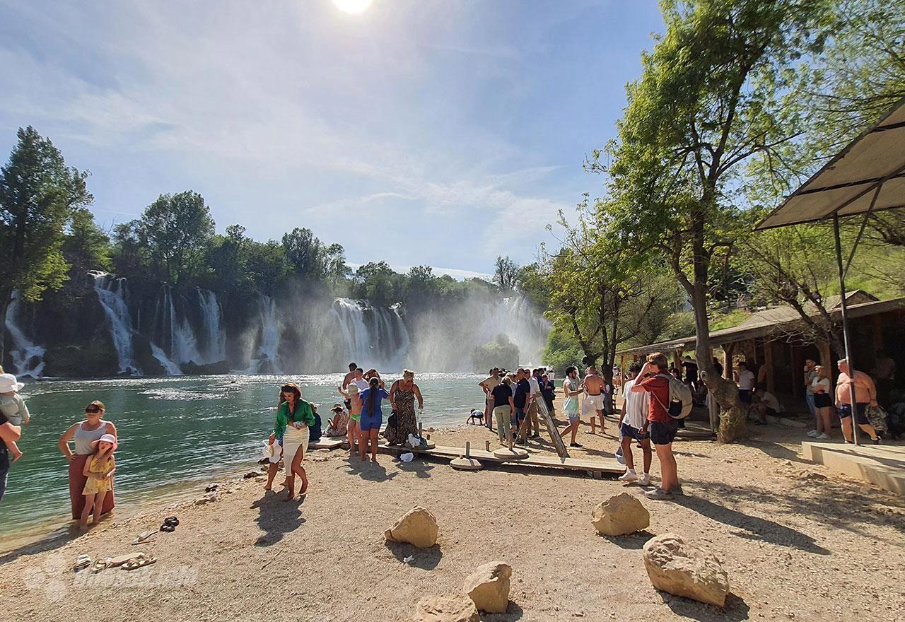Turisti na vodopadu Kravica