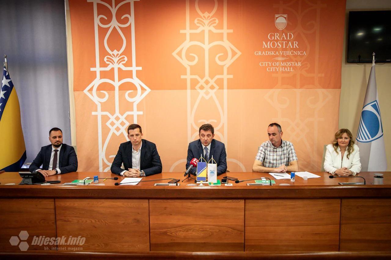 S potpisivanja  Gradskoj vijećnici Mostara