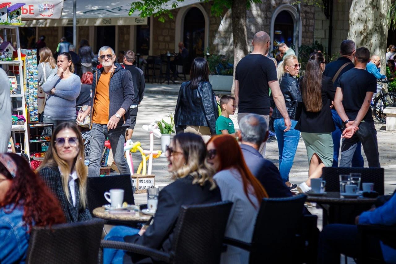 U baštama kafića se tražilo mjesto više