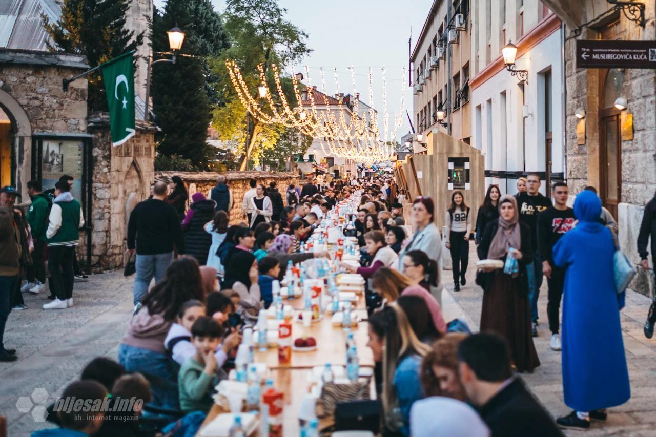Mostarci zajedno iftarili u Fejićevoj ulici