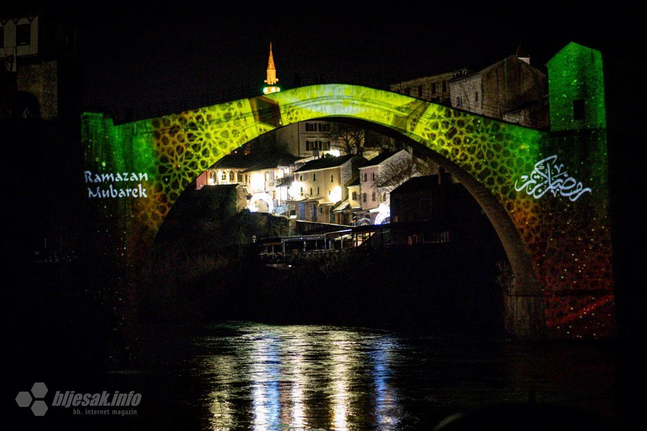 Stari most osvijetljen porukama ramazana