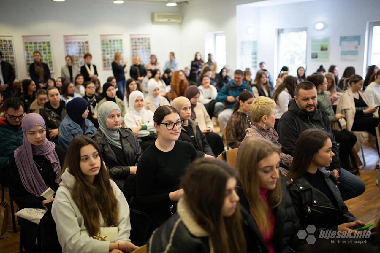 Velik broj mladih prisustvovao je Javnoj tribini