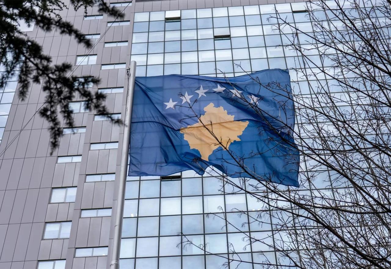Zastava Kosova ispred zgrade Vlade Kosova