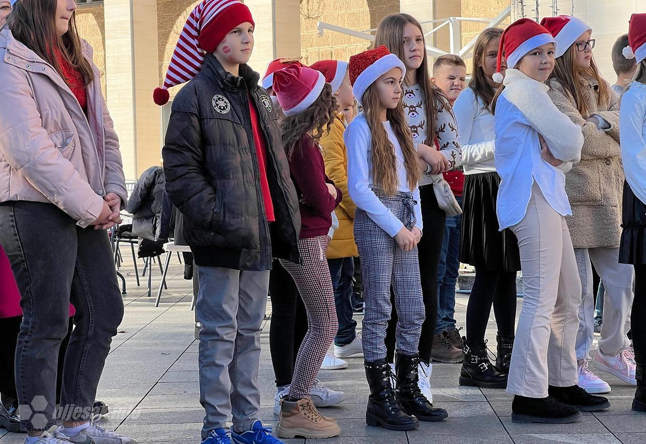 Nastup na Adventu u Mostaru školaraca iz područne škole Ivana Gundulića iz Vojna