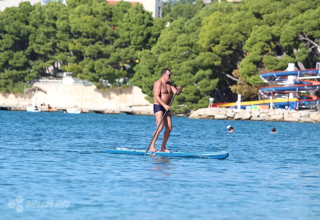 Makarska je puna turista i u zadnjim danima listopada. Visoke temperature i mirno toplo more i dalje privlače kupače.