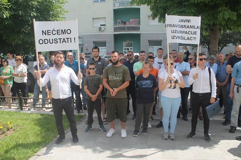 Prosvjed pred Vijećnicom u Mostaru