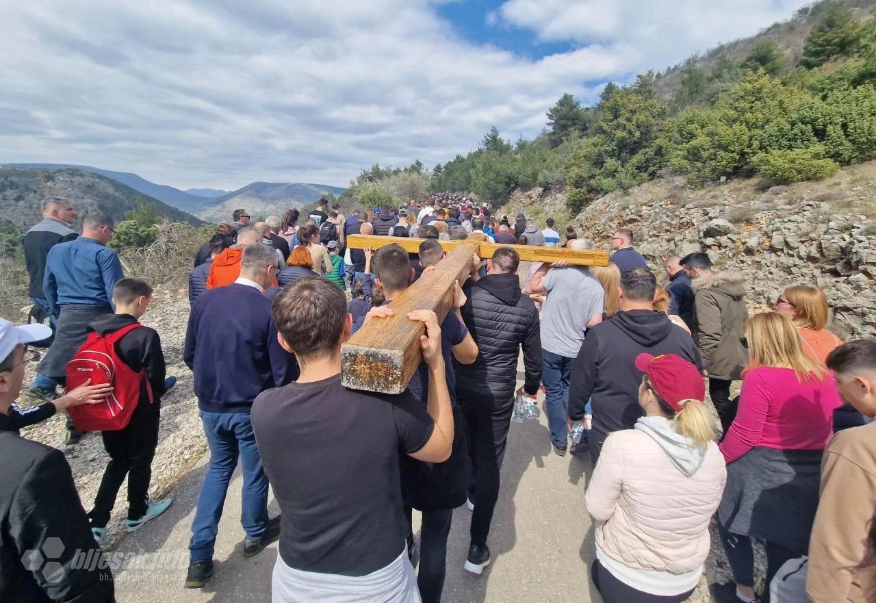Pobožnost Križnog puta na brdu Hum