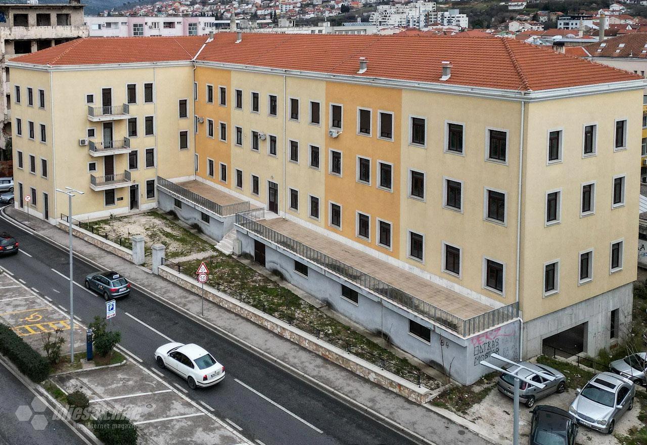 Mikačića kuća je do nacionalizacije od ondašnjih komunističkih vlasti, bila velika vila u vlasništvu poznatog mostarskog trgovca Adama Mikačića.